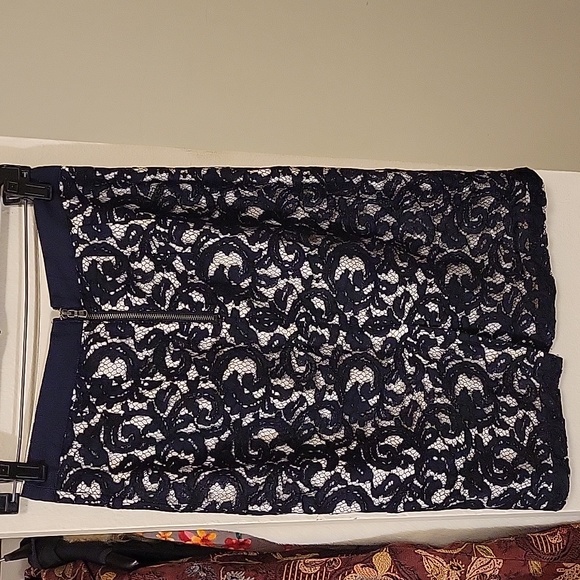 Club Monaco navy lace skirt size 2 - Picture 2 of 9